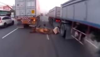Illustration for article titled Old but Gold: Scooter Lane Splitting Goes Terribly Wrong
